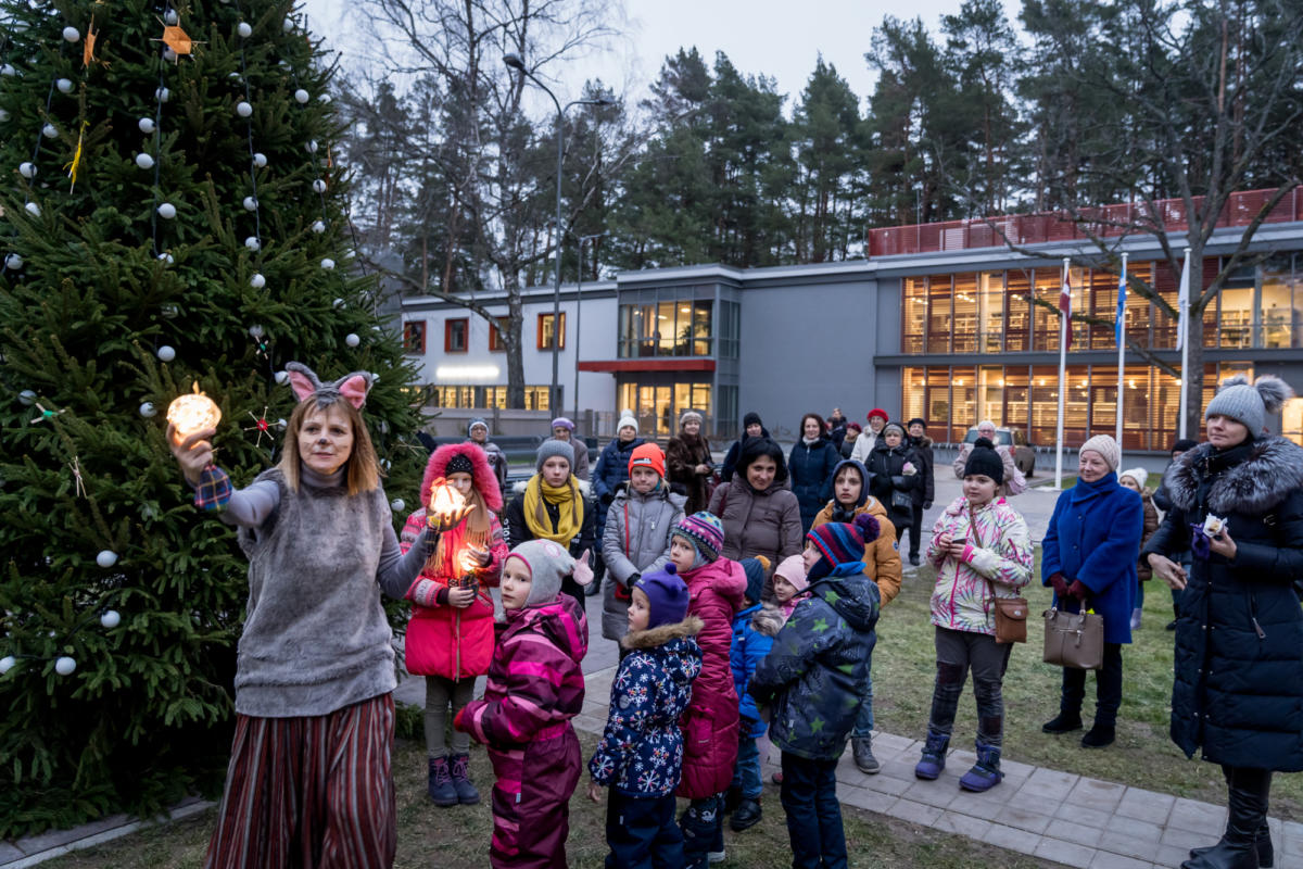 Ziemassvetki Dubultu Kulturas kvartals Egles iedegsana-3