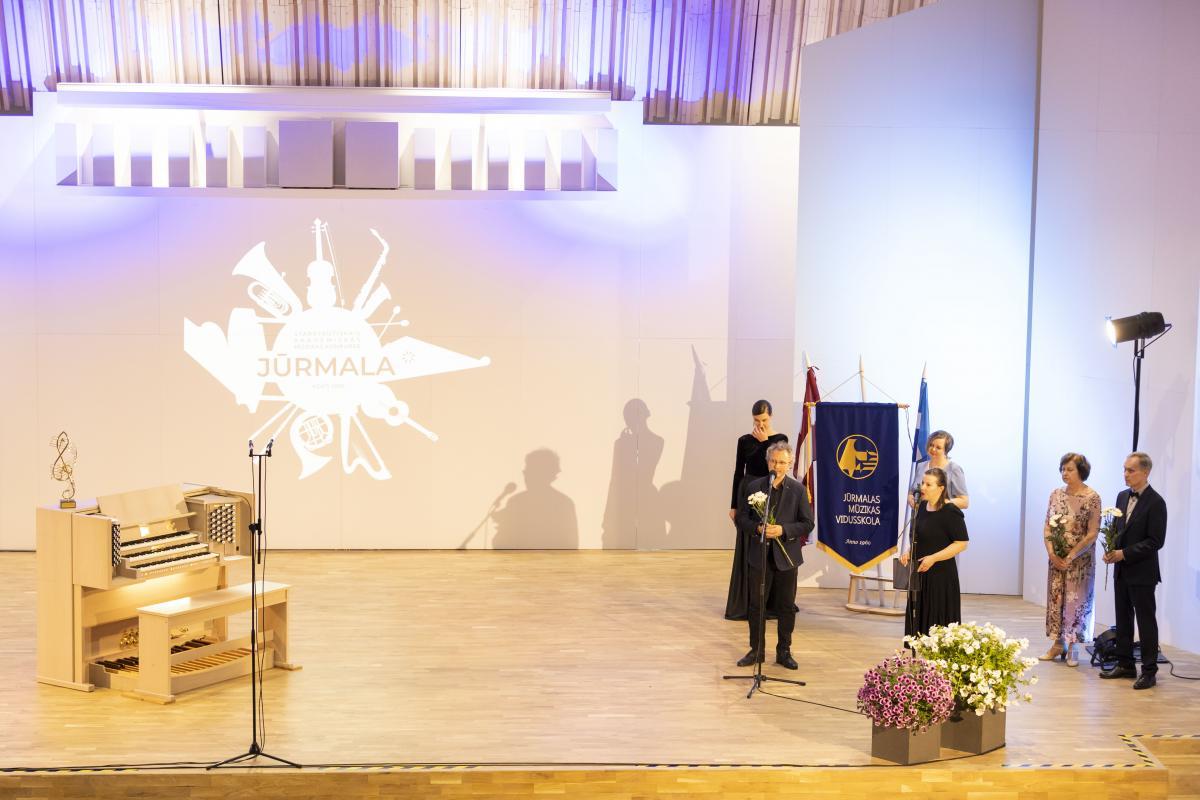 Muzikas-konkursa-Jurmala-2022-atklasana Artis-Veigurs 1