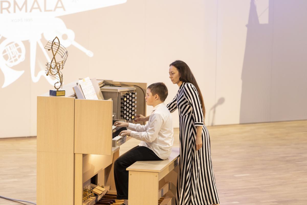Muzikas-konkursa-Jurmala-2022-atklasana Artis-Veigurs 15