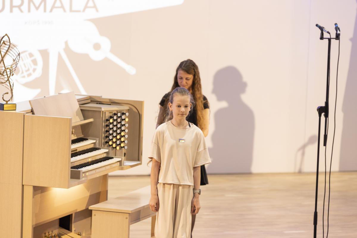 Muzikas-konkursa-Jurmala-2022-atklasana Artis-Veigurs 16