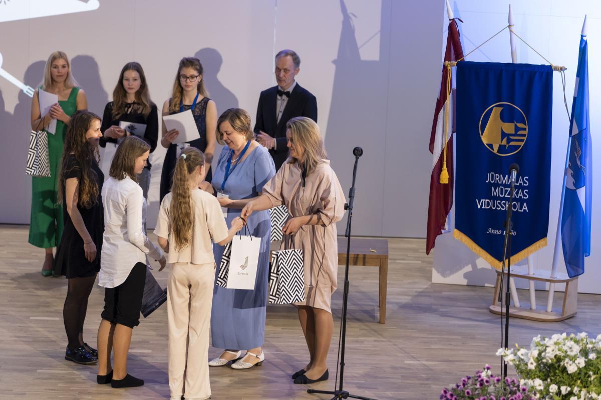 Muzikas-konkursa-Jurmala-2022-atklasana Artis-Veigurs 26